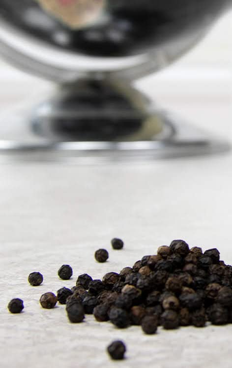 Watkins Organic Peppercorn Blend Grinder, 2.4 Oz - Image 3